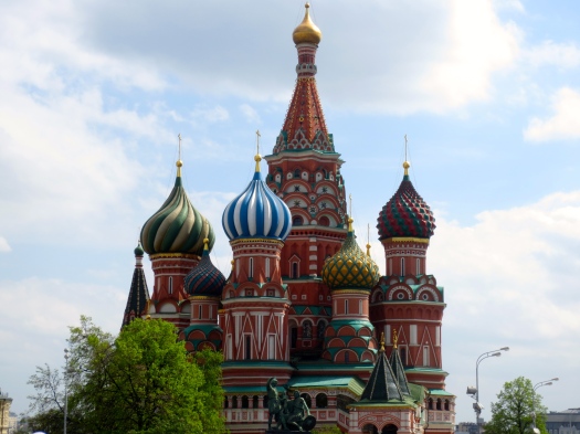 Vasilijkatedralen på Röda torget är en av huvudattraktionerna. Katedralen är byggd år 1561 och det sägs att arkitekten, Postnik Jakolev, fick båda sina ögon utstuckna så att han aldrig skulle kunna bygga något så vackert igen. Moskva den 2 maj 2014.