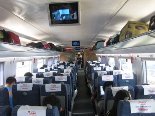 Efter fyra nätter (istället för fem, som planerat pga flygöverbokningen) blev det tåg från Peking till Shanghai. Priset för i andraklass var ¥553 och den 1200 km långa resan tog exakt 5 timmar.