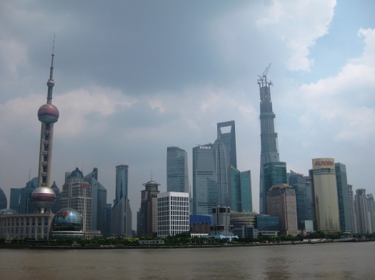 Pǔdōng Skyline med bl.a. Oriental Pearl TV Tower, Jin Mao Tower, Shanghai World Financial Center. Den icke färdiga byggnaden till höger har fått namnet Shanghai Tower och kommer bli över 600 m (121 våningar) högt.