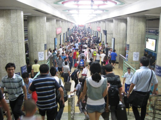 Från Beijing Capital Airport blev det först flygtåg (¥25) och sedan tunnelbana (¥2). Mycket folk i rörelse vid Dōngzhímén.