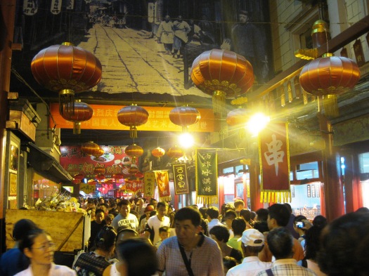 Dōnghuámén Night Market i närheten av Wángfǔjǐng i Peking.