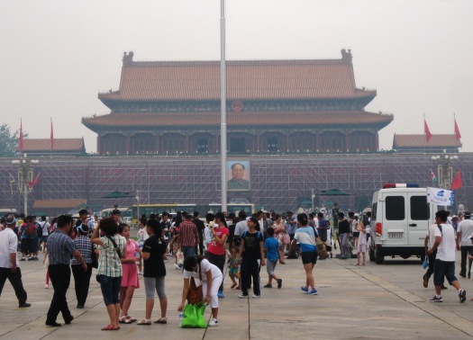 Himmelska fridens torg, världens största torg, är troligtvis en av huvudsevärdheterna i Peking. Mäktigt! Porträttet på Máo Zédōng hänger givetvis kvar, trots renoveringen.