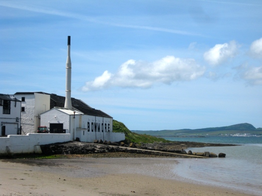 Whiskyproduktion står i centrum på Islay. Öns äldsta destilleri är Bowmore som började sin produktion år 1779. Deras 12 åriga single malt blev en av resans höjdpunkter. Rundturen i produktionen var även den intressant.