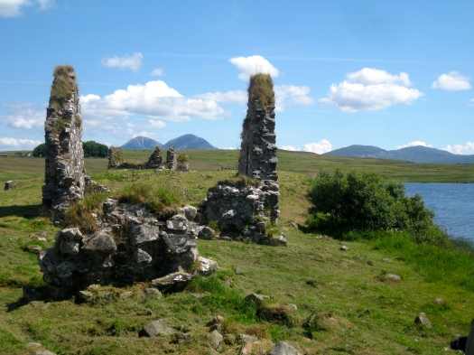 Utöver whiskydestillerierna får ruinerna av Finlaggan Castle anses vara en av Islays huvudsevärdheter. I bakgrunden skymtar bergstoppar på den intilliggande ön Jura.