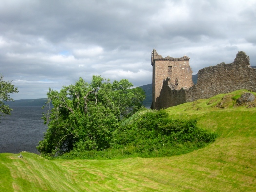 Ett vanligt stopp längs med huvudvägen A82 väster om Loch Ness är Urquhart Castle, eller snarare ruinerna av detta medeltida slott.