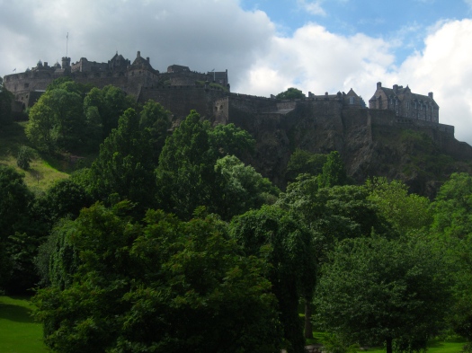 Det troligtvis mest besökta slottet i Skottland är Edinburgh Castle. Biljetten är dyr (16 pund), men inkluderar flera museer och vackra vyer över staden.
