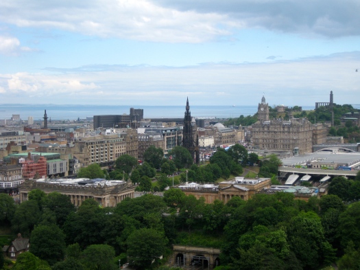 Utsikten från Edinburgh Castle bjöd på många vackra byggnader. Edinburgh kallas ofta för "Athens of the North".