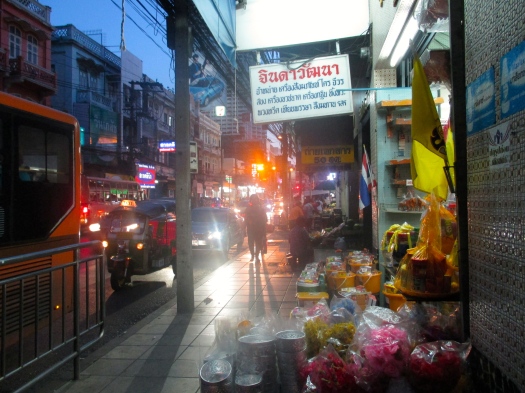 Färgglad promenad längs Charoen Krung Road i Bangkok, en huvudgata i området Silom i Bangkok.