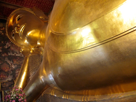 Något som jag missade förra gången i Bangkok var den väldiga, guldklädda, ligganda Buddha vid Wat Pho. Denna gången blev det ett besök!