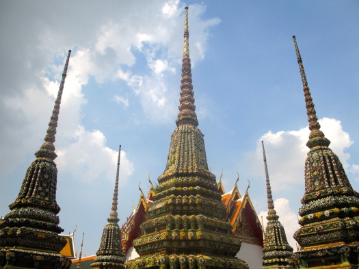 Vackra Wat Pho Bangkok. Trots all kommers går det att hitta lugna platser, som denna, där inga turister passerar.