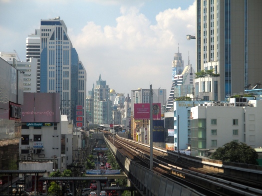 En av fördelarna med Bangkok är transportsystemet BTS Skytrain. Det är absolut inte gratis, varje resa kostar omkring 40 baht, men att flyga förbi trafiken i luftkonditionerade tåg är ett utmärkt transportsätt i områdena Sukhumvit och Silom.