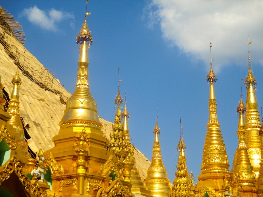 Detaljer vid Shwedagon Pagoda i Yangon. Shwedagon är synlig från hela staden och ska enligt legenden ha legat på denna plats i över 2 600 år. 