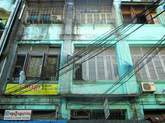 Jag bodde på Clover Hotel City Center i centrala Yangon. Att bo i centrum kändes helt rätt. Här är en bild på ett typiskt lägenhetshus i Yangon.