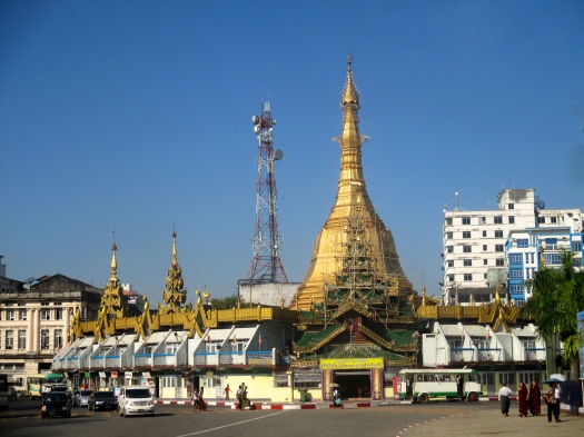 Sule Pagoda. I vilket annat land hittar man en gyllene pagod mitt i en rondell i en stads centrum?