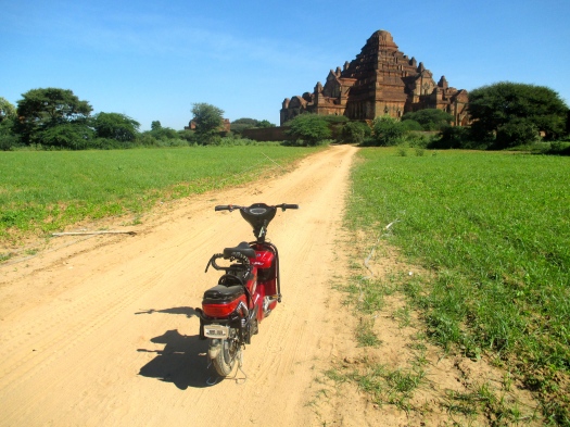 I Nyuang U hyrde jag elcykel för 6000 kyat per dag, cirka 45 kr. Resans höjdpunkt var att ge sig ut på grusvägarna i upptäcka den antika staden Bagan. Det finns över 2 000 tempel utspridda längs med Bagans fält, oftast var man helt ensam. 