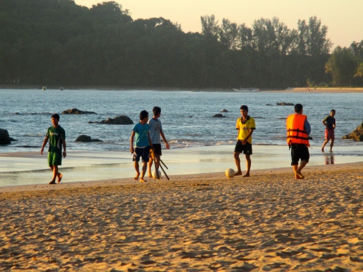 Fotbollsspelande på Ngapali Beach. Det gäller att passa på före solnedgången, när det fortfarande är ljust och inte för varmt.