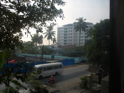 Utsikt från mitt andra hotell i Yangon, Holiday Hotel. 