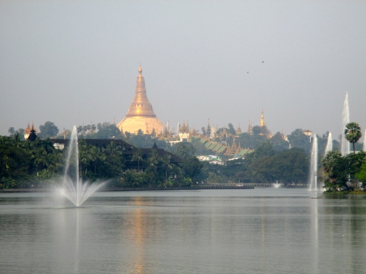 Direkt efter ankomst i Yangon tog jag taxi till berömda Shwedagon Pagoda. Jag kunde inte inte sluta le. Det kändes magiskt att vara där.