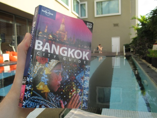 Semestern kan börja! Bild från poolen på Novotel Bangkok Fenix Silom, mitt hotell i Bangkok.