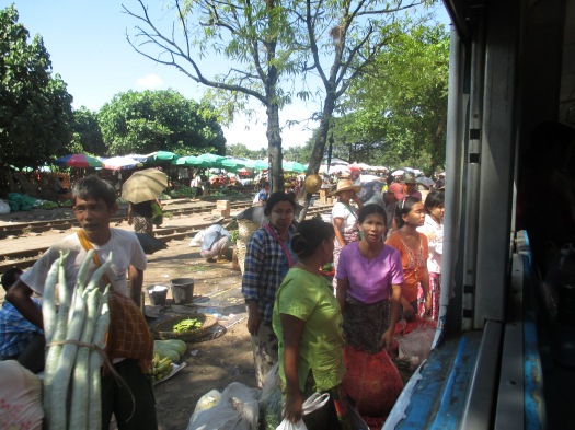 Under den tre timmar långa tågfärden genom Yangon passerades flera marknader. En av de större, Insein, syns här.