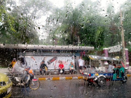 Taxifärd genom Bangkok i regnet. Tänk att det skulle dröja så många år att inse hur billigt taxi är. Taxifärden på cirka 8 km tog närmare 1 timme p.g.a. trafiksituationen, men kostade omkring 120 baht, dvs. inte ens 20 kronor!