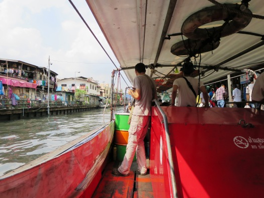 Ett smidigt och billigt sätt att transportera sig på i Bangkok är att resa med längs kanalerna i khlongbåt. Kul är det också! Men det gäller att vara vaken: båtarna stannar inte till särskilt länge och det är inte helt enkelt att kliva på och av. En resa kostade i november 2015 endast 8 baht (knappt 2 kronor).