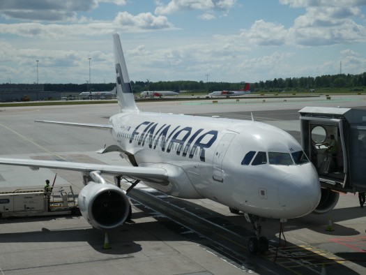 Vi flög med Finnair (AY642) från Stockholm-Arlanda till Helsingfors-Vanda. Planet blev dock en halvtimme försenat, vilket gjorde att det blev väldigt stressigt i Helsingfors. Vi hann dock med nästa plan, Japan Airlines (JL414) till Tokyo - i sista sekunden!