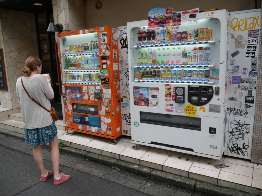 Dryckesautomater finns i VARENDA hörn i HELA Japan. Helt otroligt! De är verkligen "livsräddare", speciellt under den varma och fuktiga sommaren.