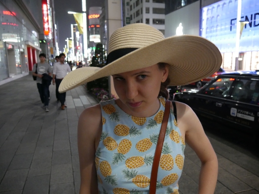Malin var snygg i sina nya kläder - inklusive hatten. Här är vi tillbaka i Ginza efter att ha druckit hantverksöl och IPA i området Kanda.