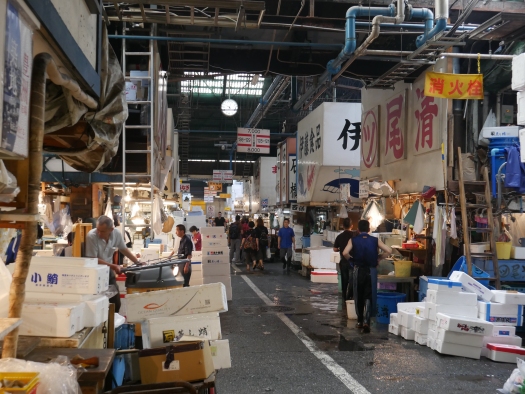 I november 2016 flyttar den berömda fiskmarknaden Tsukuji Market bort från sin nuvarande plats, så vi är väldigt glada att vi hann med att se den. Trångt och blött var det, men mycket spännande fisk och skaldjur till salu.