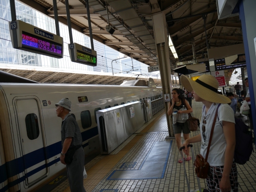 Efter fem nätter i Tokyo tog vi snabbtåget Shinkansen från Tokyo Station till Kyoto Station. Shinkansen visade sig vara lika punktligt och bekvämt som vi hade förväntat oss. Resan tog 2 timmar och 47 minuter.