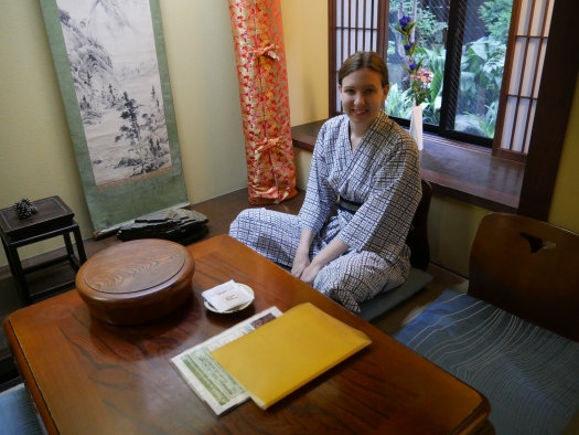 Framme i Kyoto checkade vi in på vårt ryokan, Matsubaya Ryokan, som blev vårt hem i fyra nätter. Vi bodde i ett traditionellt japanskt rum med en liten trädgård och uteplats, tatamigolv och futonmadrasser. Mysigt var det!