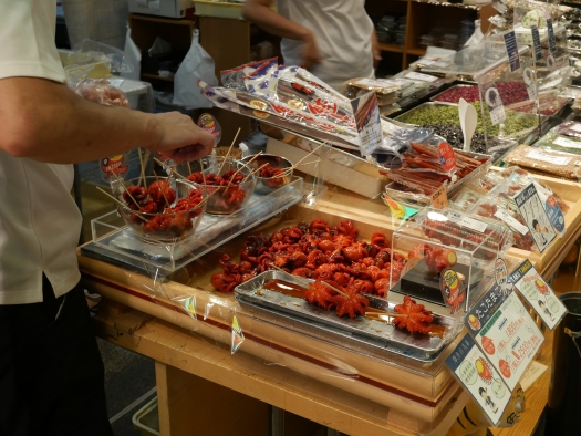 Nästkommande dag inleddes på Nishiki Market, som är en slags saluhall där man kan pröva på allt man kan (och inte kan) tänka sig i matväg.