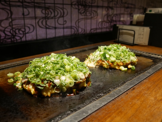 Okonomiyaki på Donguri Okonomiyaki Dining, ett stenkast från Kyoto Station. Fisk och skaldjur i all ära - men det var okonomiyaki som blev min favoriträtt i Japan.