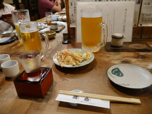 Middagen intogs på restaurangen Kura Kura i närheten av där vi bodde. Detta blev en resans med minnesvärda middagar. Sake, öl och japanska smårätter = mmm!