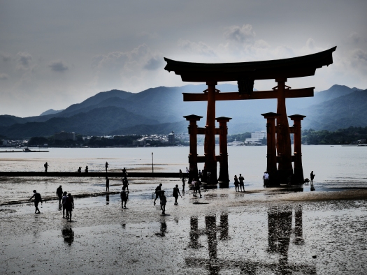 Itsukushimahelgedomen och dess ensamma "torii gate" ute i vattnet (som man kan promenera till vid ebb) är symbolen för Miyajima.