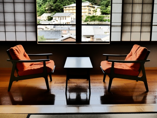 Vi bodde två nätter på lyxhotellet Kurayado Iroha. Japansk frukost och japansk middag (fusion) ingick i priset. Rummet, i japansk stil, hade utsikt över Miyajimas bergområde.