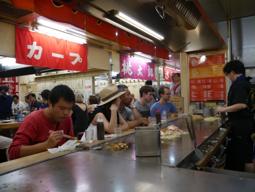 Självklart blev det ett besök på legendariska Okonomimura för lite Hiroshima-style okonomiyaki. Skillnaden är att man i Hiroshima har nudlar i smeten. Väldigt gott och dessutom kul ställe. Det var underhållande att se kockarna laga maten precis framför en.